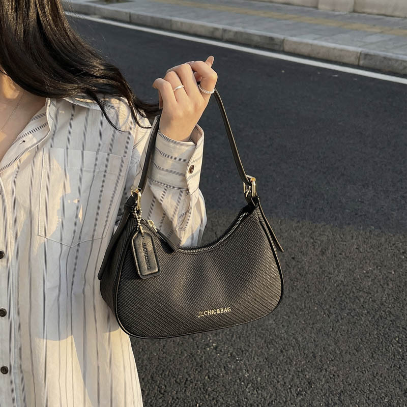 Bolso transfronterizo para mujeres nuevo estilo portátil bajo la axila simple universal moda extranjera mochila de hombro venta caliente