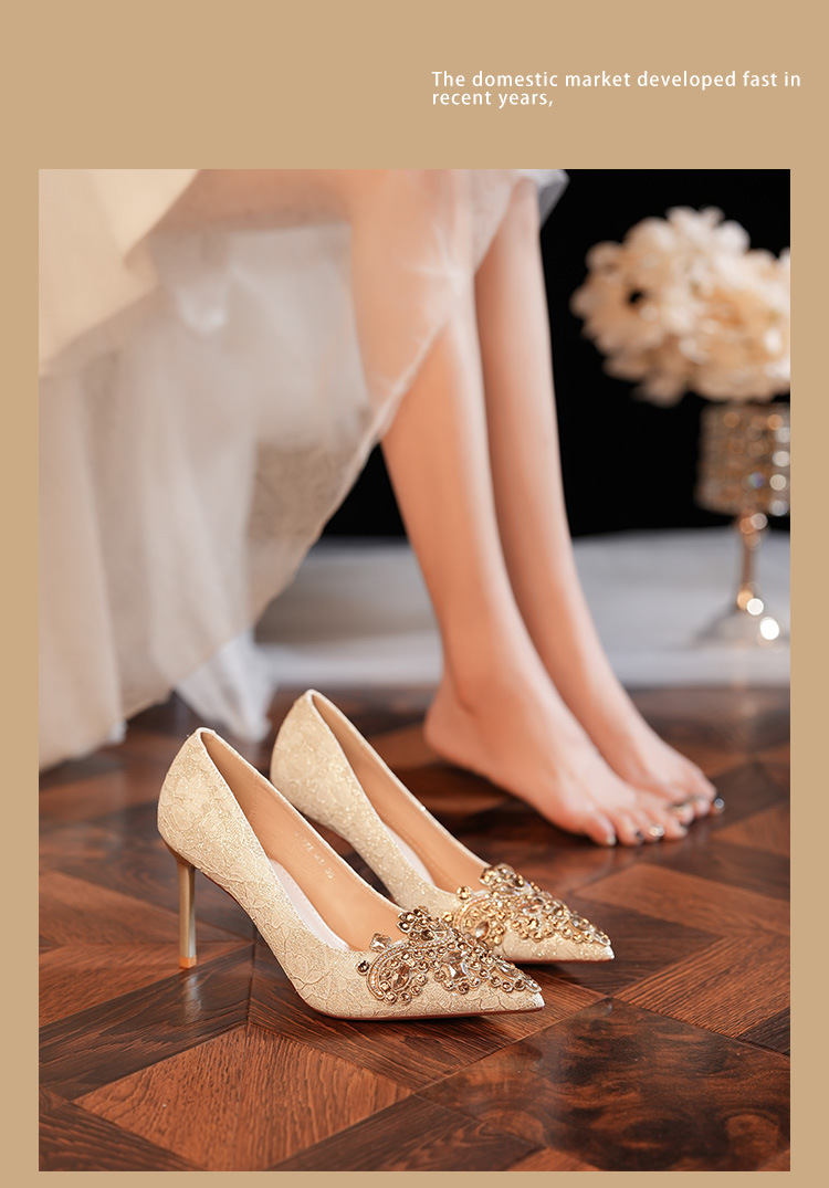 2024 Nuovo Punta Acqua Diamante Tacco Fine Seta Bordo Oro Banchetto di Nozze Scarpe da Sposa Scarpe da Damigella D'onore Rosso Celebrazione Banchetto di Nozze_voghion.com