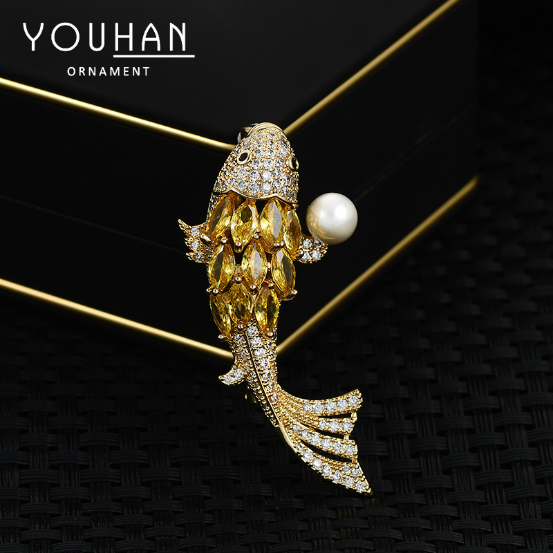 Buena suerte para la versión coreana de alta calidad oro diamante perla koi broche temperamento flor de pecho no se desvanece broche de traje al por mayor image 1
