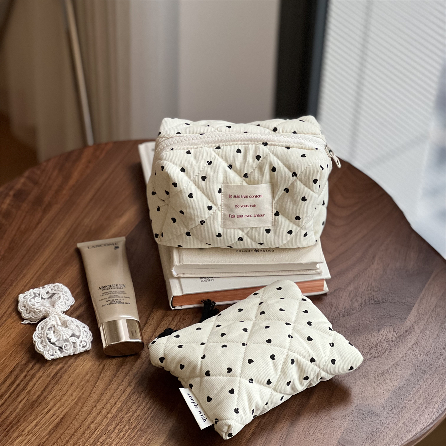 30g Weight Canvas Lining Material Zipper Closure Type / Strap Type Cosmetic Bag Bags Type Holiday, Daily Occasion Corduroy Material Heart Shape, Flower Pattern All Seasons Season Women's Gender Classic Style Style Square Shape Classic Style Heart Shape Flower Corduroy Square Makeup Bags 12