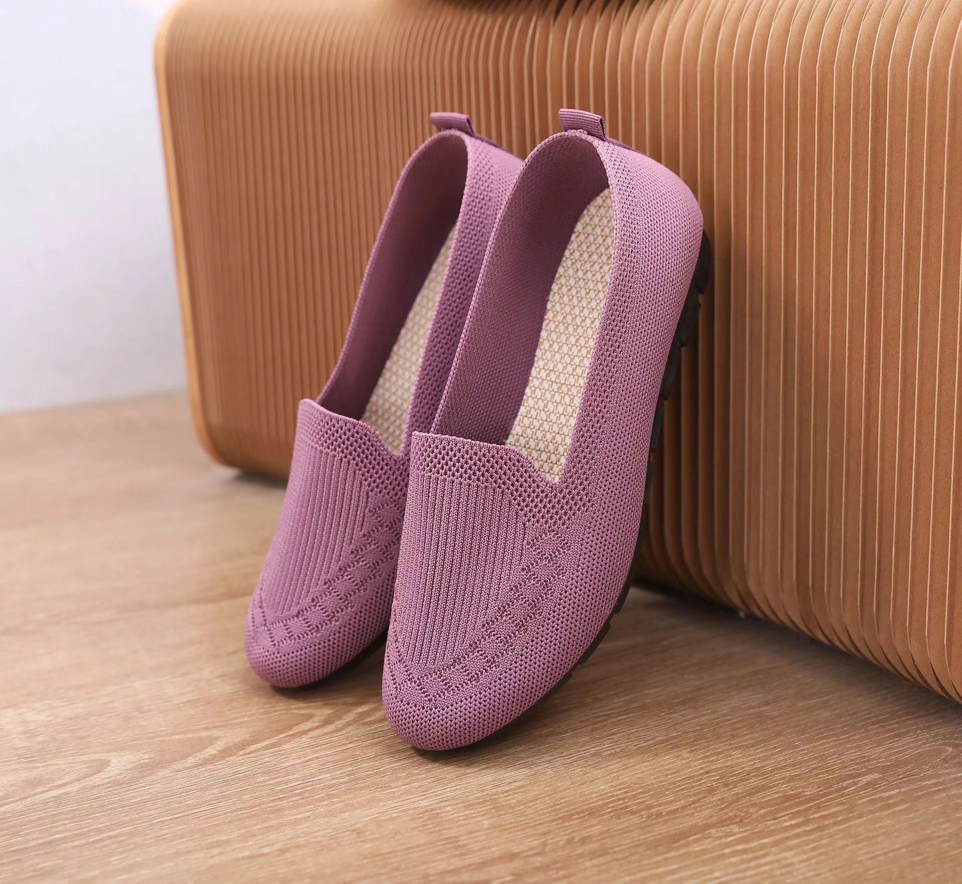 Primavera y verano nuevos zapatos de mujer zapatos de Madre de mediana edad y edad avanzada zapatos de mujer de punto transpirables zapatos casuales de estilo étnico cómodos de fondo suave al por mayor