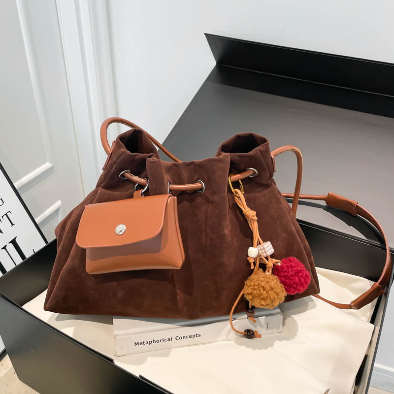 Bolsa de invierno de mujer 2025 nuevo estilo de moda de alta calidad sensación ligera de lujo bolso de cubo de cuerda de dibujo bolso de hombro