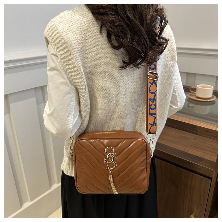 A stylish Korean-style wide shoulder strap small bag for women in the autumn of 2024, a niche design and versatile camera bag, an ins crossbody small square bag undefined
