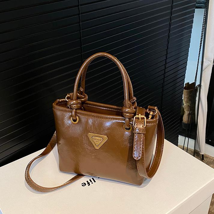 Bolsa de mano de piel de cera retrógrada para mujeres 2024 otoño y invierno nuevo estilo versátil bolso de cubo de viaje de moda mochila casual