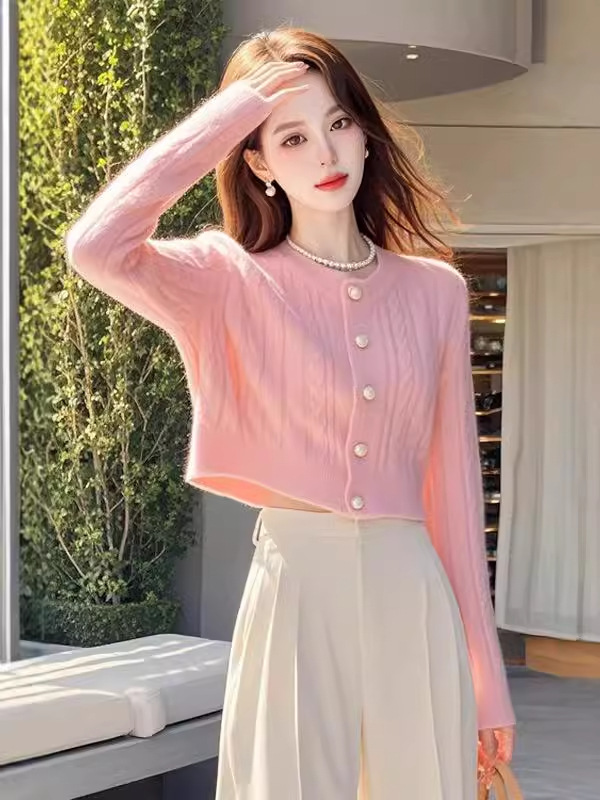 早秋には高級感のあるおしゃれな雰囲気の小さな香りのピンクのセーターのズボンのセットの女性を着ています|undefined