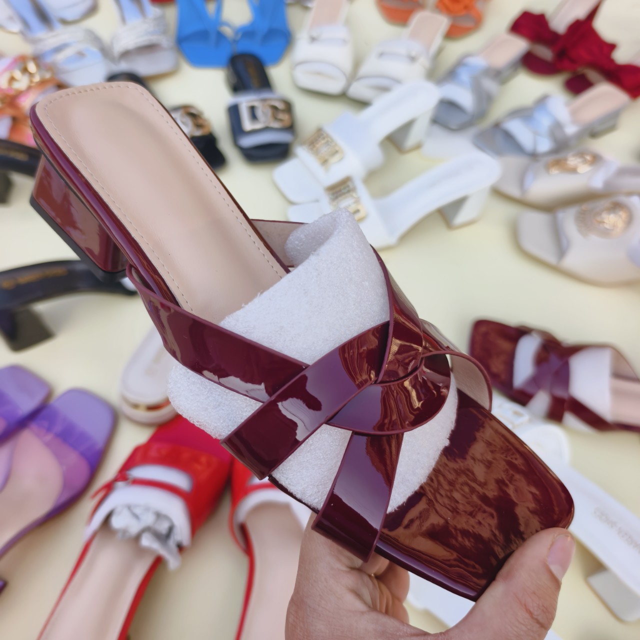 Comercio exterior Europa y América sandalias de tacones gruesos mujeres verano nuevo estilo de moda de diamante de tacones altos con caja África