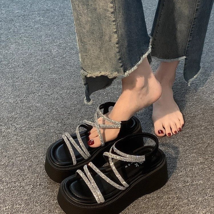 Sandalias para mujer 2025 nuevo verano súper fuego hermoso con falda salvaje sin pies cansados zapatos romanos de suela gruesa
