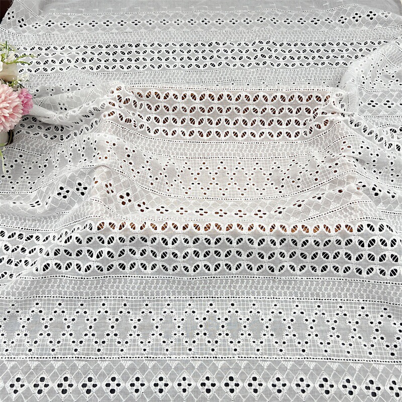 工場の現物の全綿の横条刺繍レースの布地の婦人服のシャツのワンピースの家の紡績は穴を開けて刺繍の布地を刺繍します。|undefined