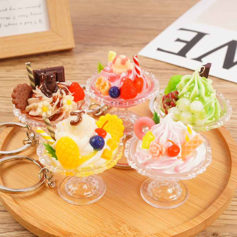 Lindo llavero de helado de simulación, divertido juego de comida hecha a mano, colgante de taza de hielo, colgante de bolsa de pareja de estudiantes de máquina de garras