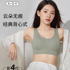 雲の跡のない下着の女性の大きい胸は小さい胸を現して運動のベストを集めます。
