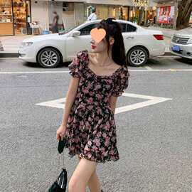 法式复古纯欲甜辣风初恋茶歇碎花连衣裙子女收腰气质小个子短裙夏