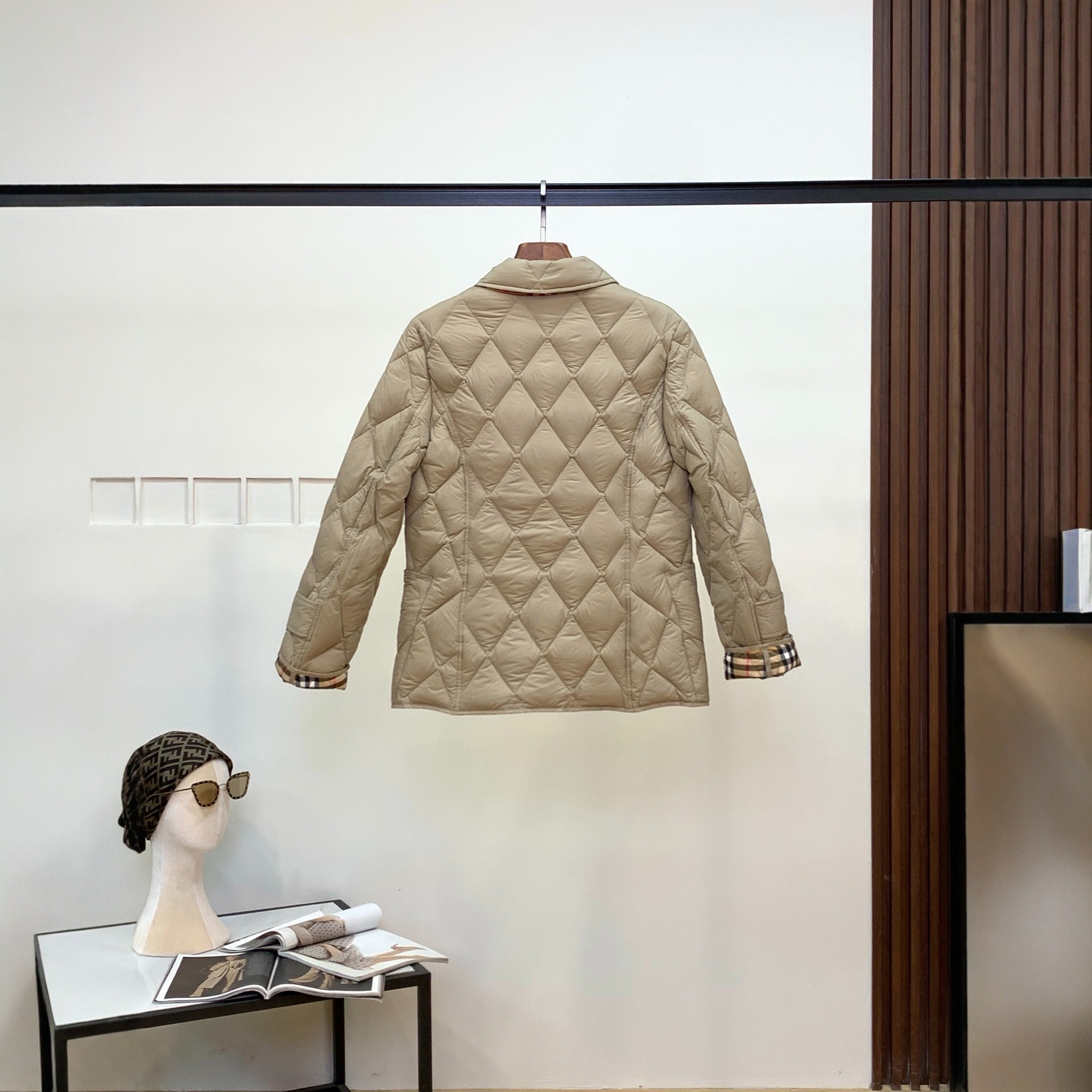 2025Bbr New Quilted down Jacket Women's Short Lapel Light Warm Jacket Retro Plaid