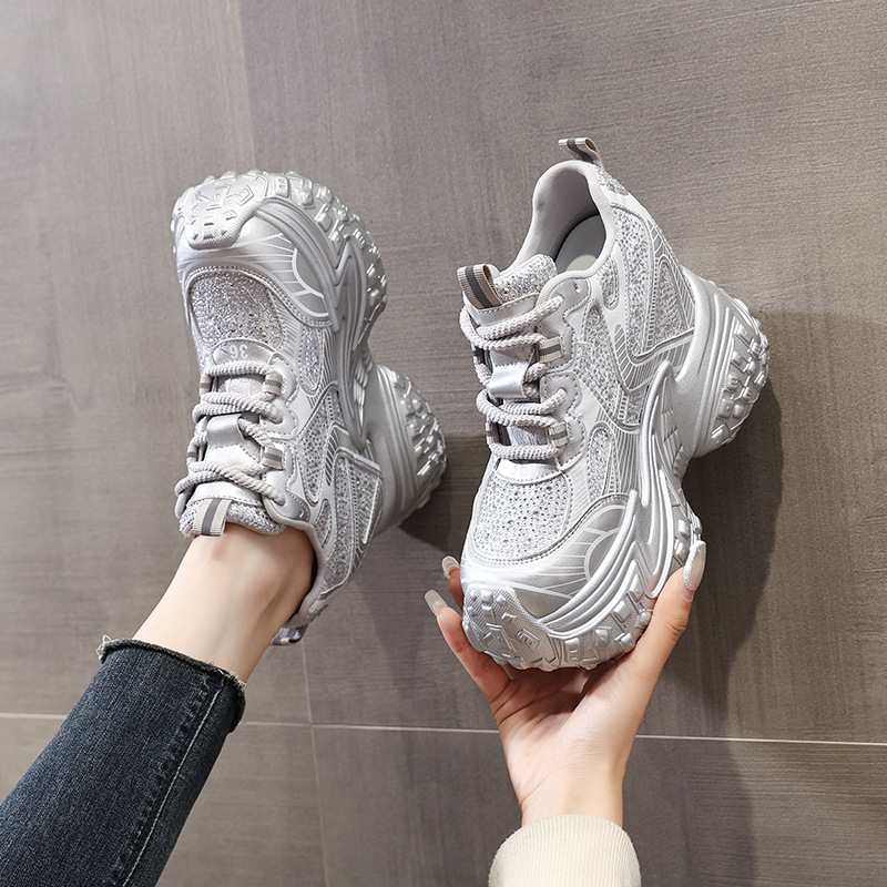 Giày sneaker nữ đế dày độn cao bên trong, phong cách bánh mì thoáng khí — Màu đen