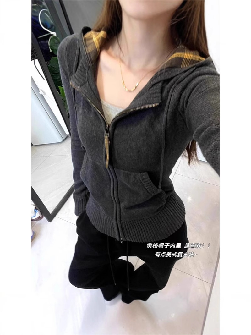 アメリカのギャルのセクシーなレトロな格子のファスナーは帽子をつないで身を修めてやせている長袖のtシャツの韓系のメリヤスのカーディガンの上着を見せます。