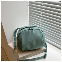 �羳���l��ɫ���e����С�����θ��С�A���ٴ��y�֙C��б���