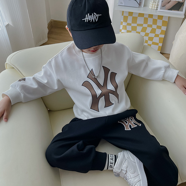 子供服の男の子の秋の2024の新型の中で大きい子供の韓国版の洋気の流行のアルファベットの長いクールな潮のスーツの2つのセットの潮