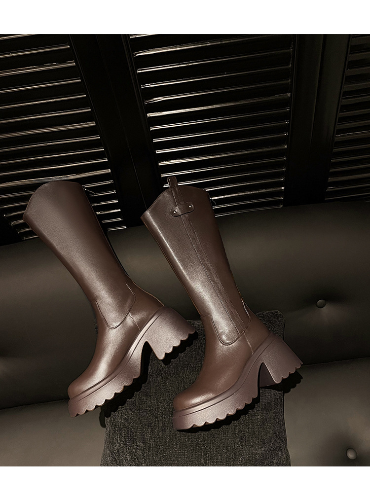 Boot nữ cổ cao mũi tròn gót vuông dày 9 cm, phong cách kỵ sĩ V-cut — Ống lớn màu nâu sẫm lót một lớp chi tiết 51