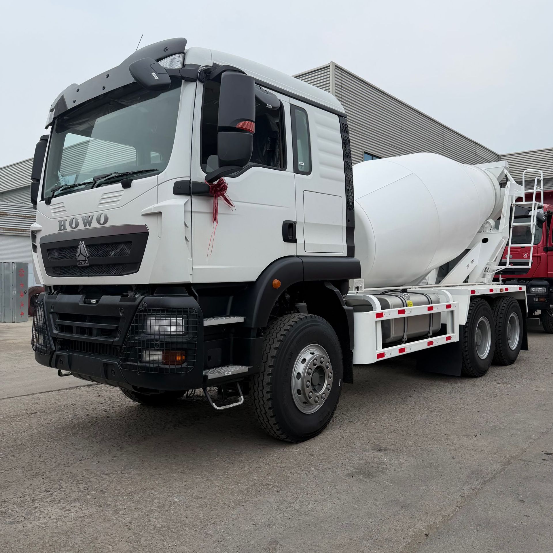 Heavy-duty HOWO 6*4 concrete mixer truck, 6-12 cubic meter cement mixer truck, heavy-duty concrete mixing and transport vehicle