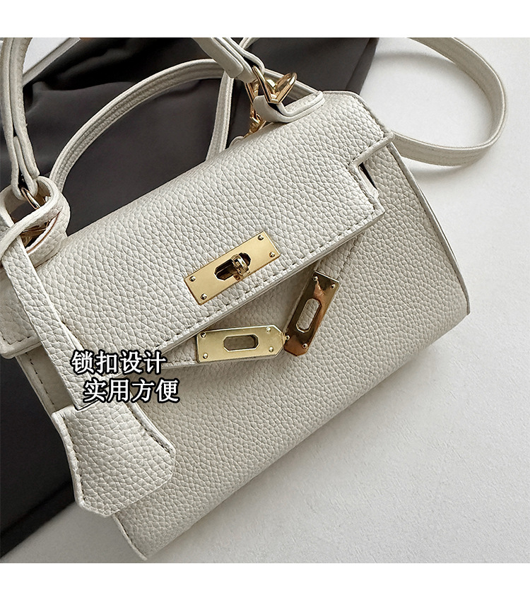 This year, a new women's casual summer single-shoulder crossbody bag with a niche design is in vogue. The hand-held small square bag is popular undefined