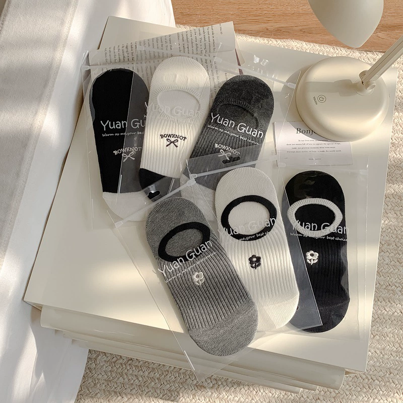 Весной и летом корейские носки со светлым ртом невидимки силиконовые нескользящие вышитые буквы женские носки повседневные носки