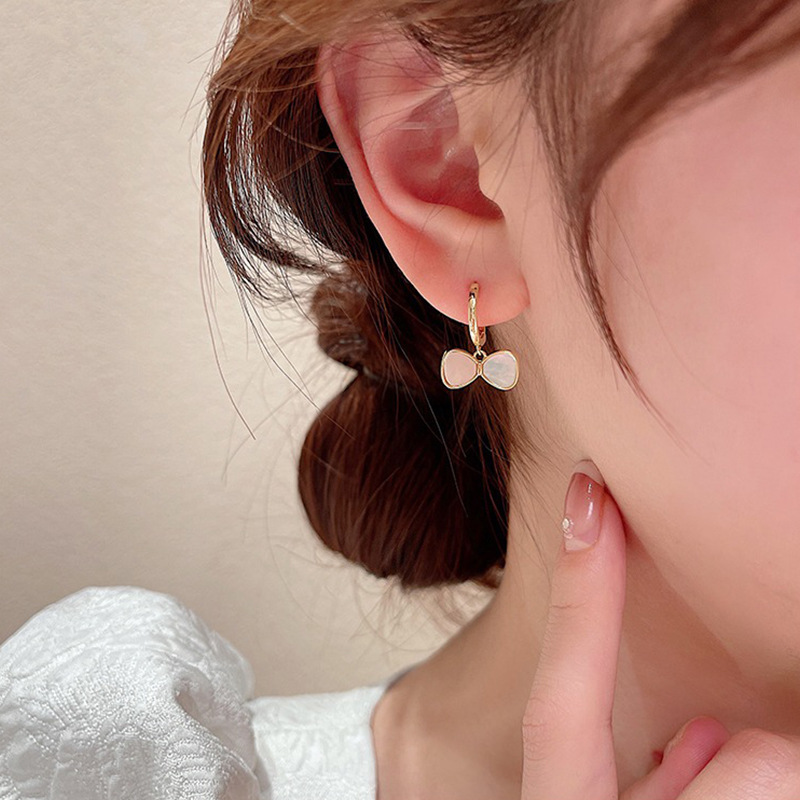 S925銀針韓国版耳飾りシンプルな大衆気質個性的な新型ピアス女性高級感真珠イヤリング卸売り