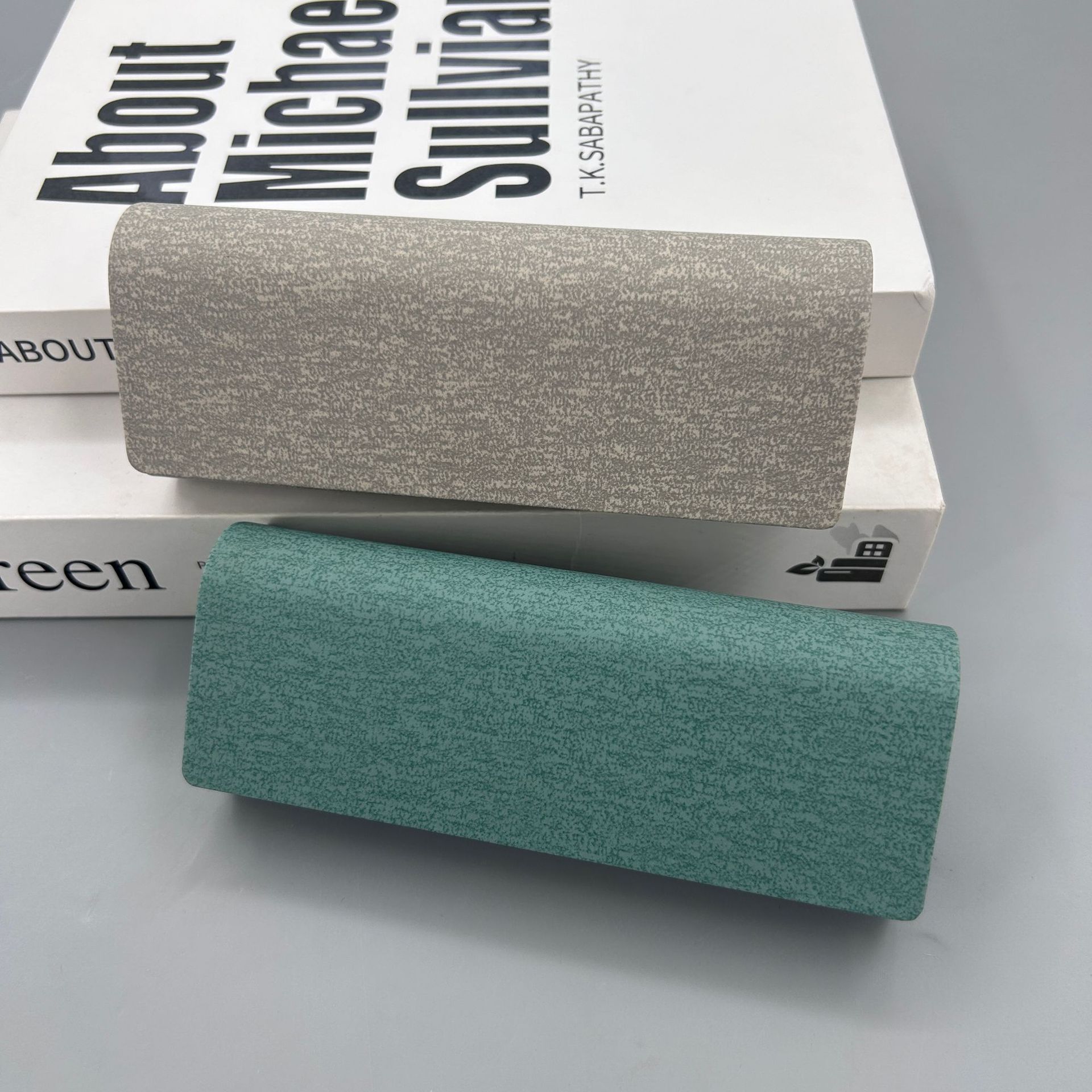 Cajas de gafas de cuero hechas a mano, cajas de almacenamiento de miopía de absorción magnética simple al por mayor, cajas de gafas de cuero mixtas transfronterizas