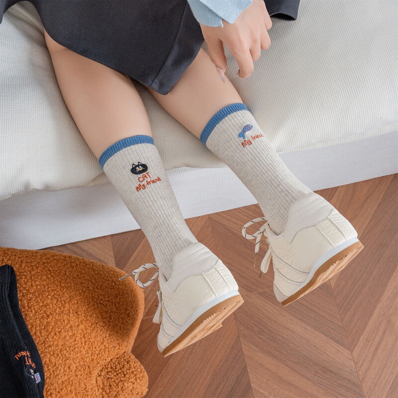 Cat Falls in Love with Fish ~ Autumn and Winter Popular Cat Eating Fish Socks for Women, Mid-Tube Color-Blocking Ab Letter Embroidery Double-Needle Slouch Socks Cat Falls in Love with Fish ~ Autumn and Winter Popular Cat Eating Fish Socks for Women, Mid-Tube Color-Blocking Ab Letter Embroidery Double-Needle Slouch Socks
