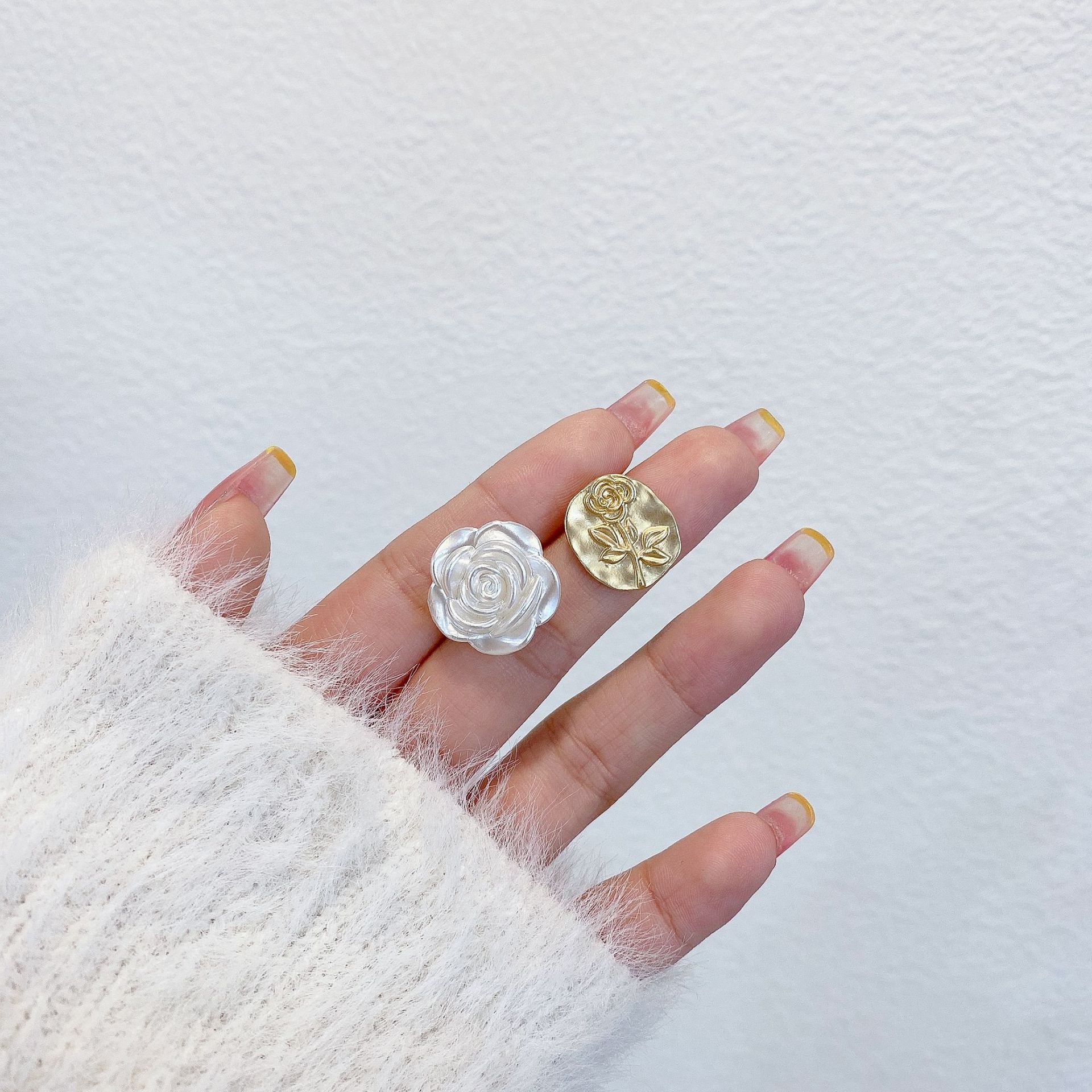 Ingresos franceses de perlas de moda femenina simple pendientes rojos ligeros de lujo versátiles pendientes de nicho de alta calidad