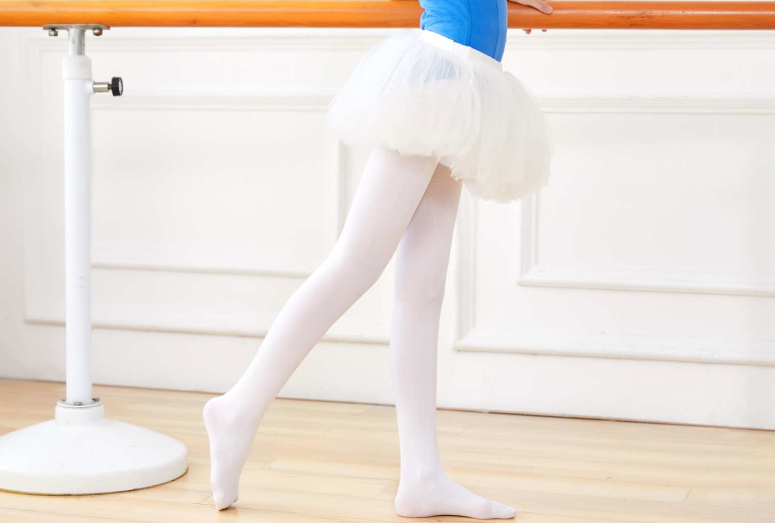 芭蕾舞女孩展示白色丝袜 - 中国丝袜网