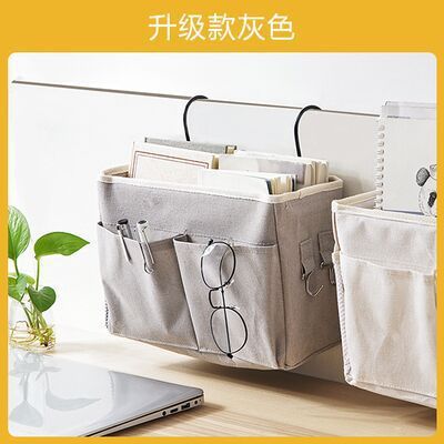 ベッドの棚の寮の上に神器を収納している大学生のベッドの上に携帯電話を掛けます。|undefined