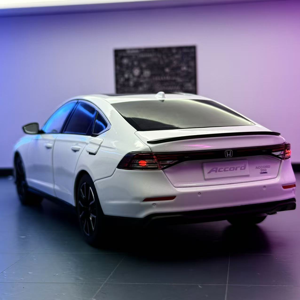 Black Mamba Modelo de coche 1:18 Honda Accord Alloy Modelo de coche familiar Adornos Sonido y luz Coche de juguete para niños