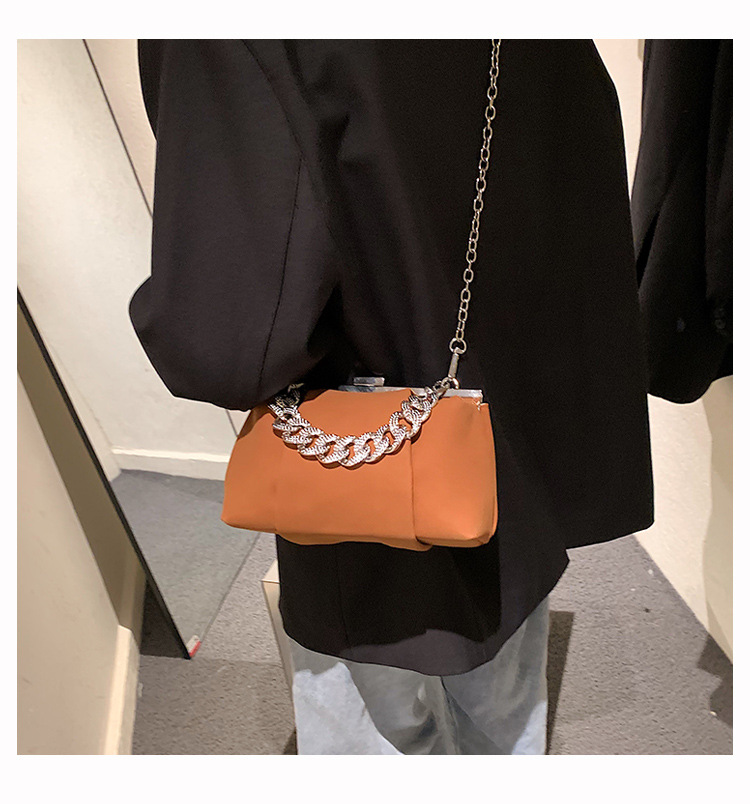 Fashion Underarm Bag 2021 Autumn And Winter New Style Chain Diagonal Female Bag Wholesale display picture 7