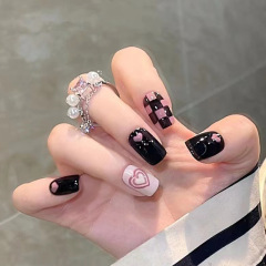 The hot girl wears sweet and cool ins style nails with pink and tender hearts and black and purple checkerboard pattern, full of temperament.