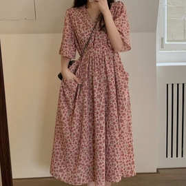 温柔风碎花连衣裙女春夏2023新款粉色收腰显瘦V领法式短袖桔梗裙