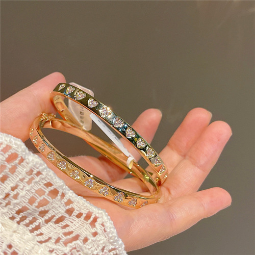 Light Luxury All-Match Golden High-End Full-Diamond Heart-Shaped Love Bracelet, Trendy & Sophisticated Instagram-Style Bangle with 6 Strands