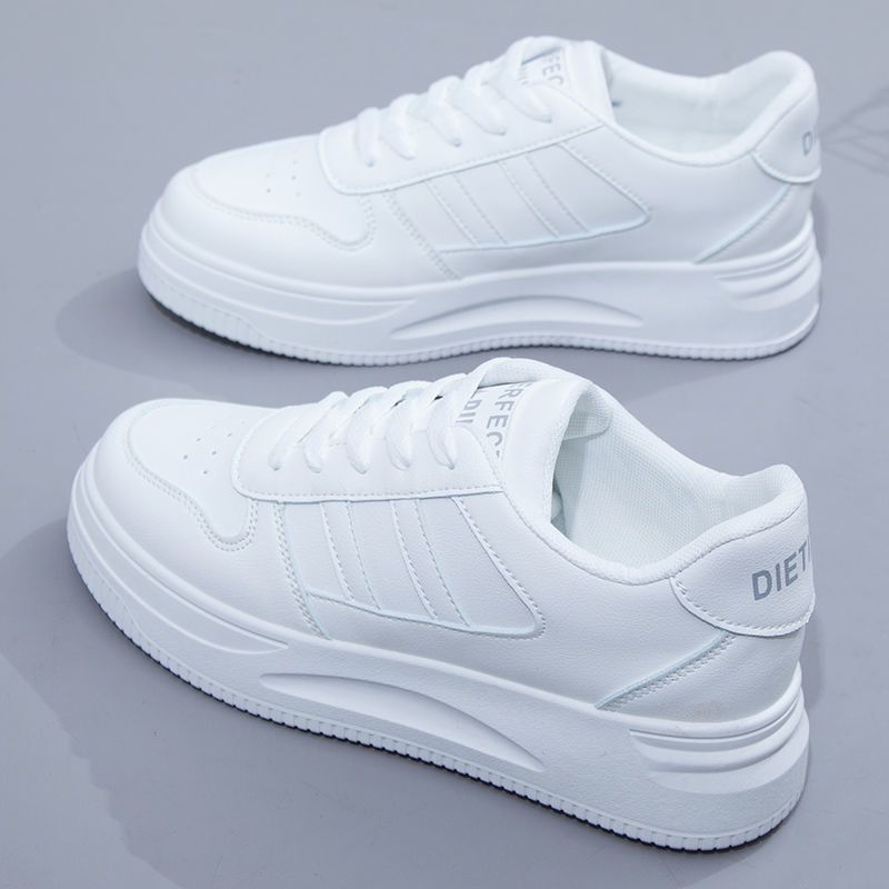 Zapatos blancos pequeños para mujeres con una base plana y gruesa, estudiantes primavera y otoño coreanos zapatos deportivos casuales para mujeres nuevas tendencias