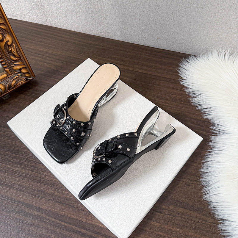 Dép sandal nữ quai ngang mũi vuông hở ngón, khóa kim loại đính đinh tán, gót dị hình tăng chiều cao 6 cm — Màu xanh dương, màu đen