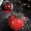 Меняющийся цвет, красное яблоко
