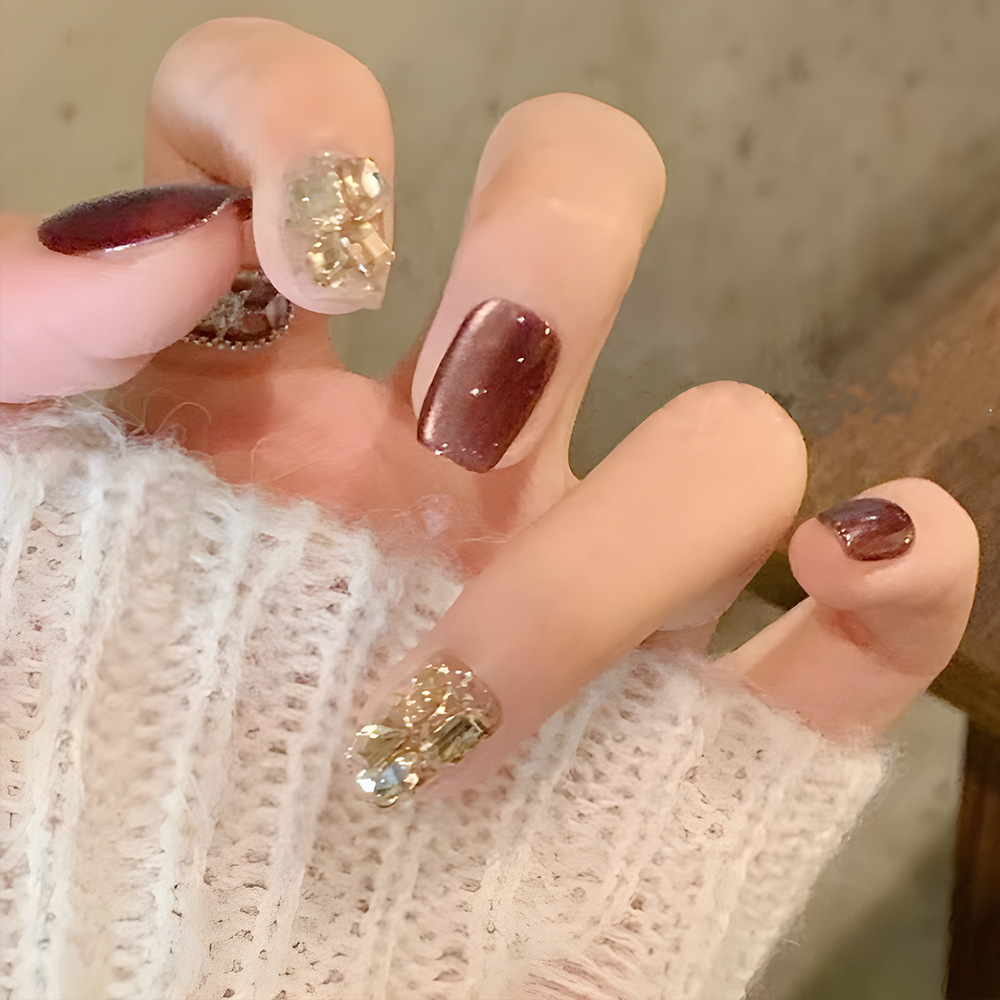 Diamantes rotos adornados ojo de gato armadura de desgaste de moda 30 piezas de uñas de uñas tridimensionales pegatinas de uñas de lujo ligero al por mayor
