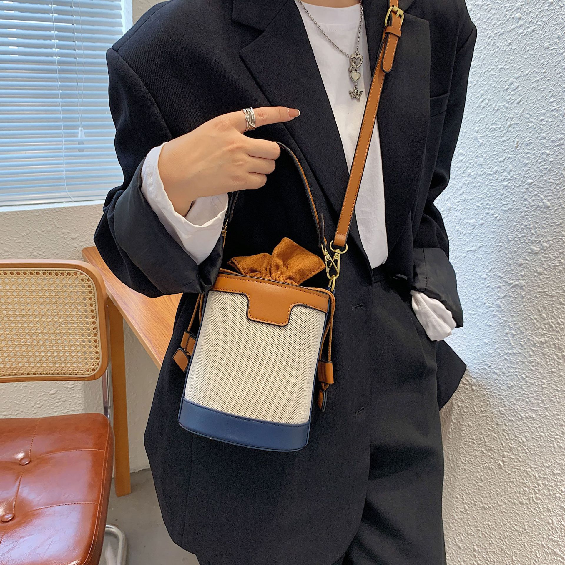 Bolso tipo cubo para mujer, nuevo estilo coreano 2026, bolso de hombro cilíndrico, bandolera retro de lona con bloques de color, a la moda