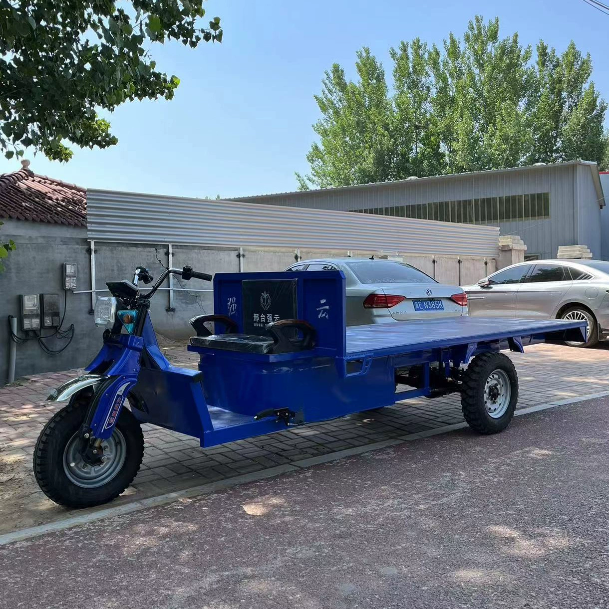 Строительная площадка Электрический плоский трехколесный стойл удлиненная плоская нагрузка 1 тонна 2 тонны аккумуляторная тележка логистика транспорт