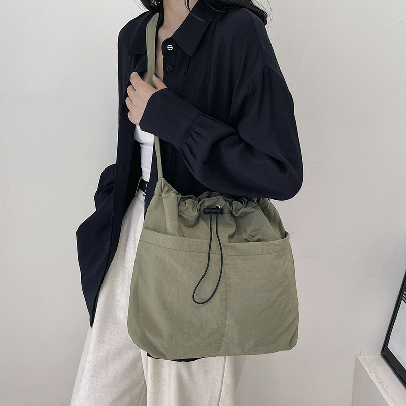 A stylish single-shoulder crossbody bag for 2024, a large-capacity casual commuting bag for classes, and a beautiful and fashionable underarm bag for women undefined