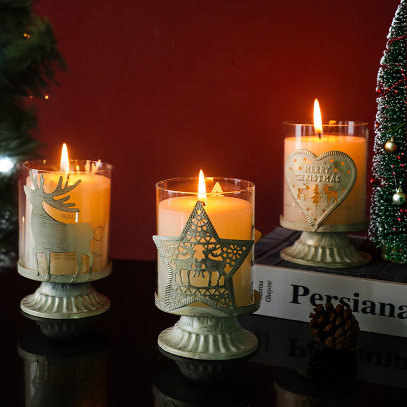 クリスマスツリーのヘラジカの愛ワックスの鉄製のガラスの燭台はクリスマスのプレゼントを並べます。|undefined
