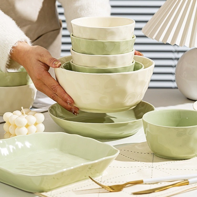 Conjunto de platos de viento de crema, platos de cerámica domésticos, platos de piedra de color esmaltados, platos de crema amarilla, platos verdes, estandetes