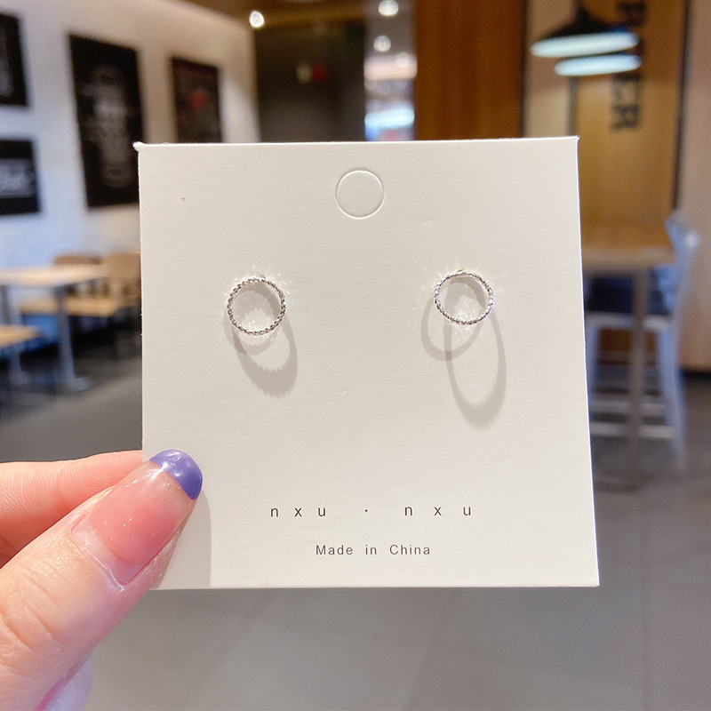 Pendientes transfronterizos, pendientes de metal de alta calidad, pendientes de 2025 nuevos pernos de moda, temperamento ligero y lujoso, pendientes de atmósfera