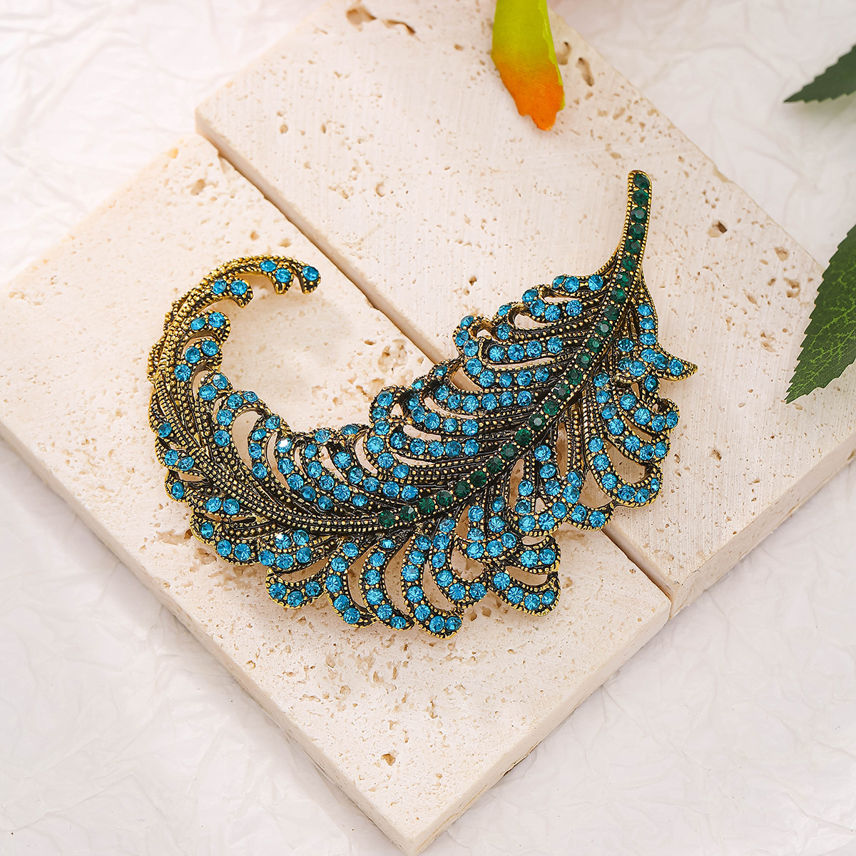 Middle Ancient Diamond Feather Alloy Brooch Women's High-end High-end Decorative Gift Pins European and American Cross-border Popular Jewelry