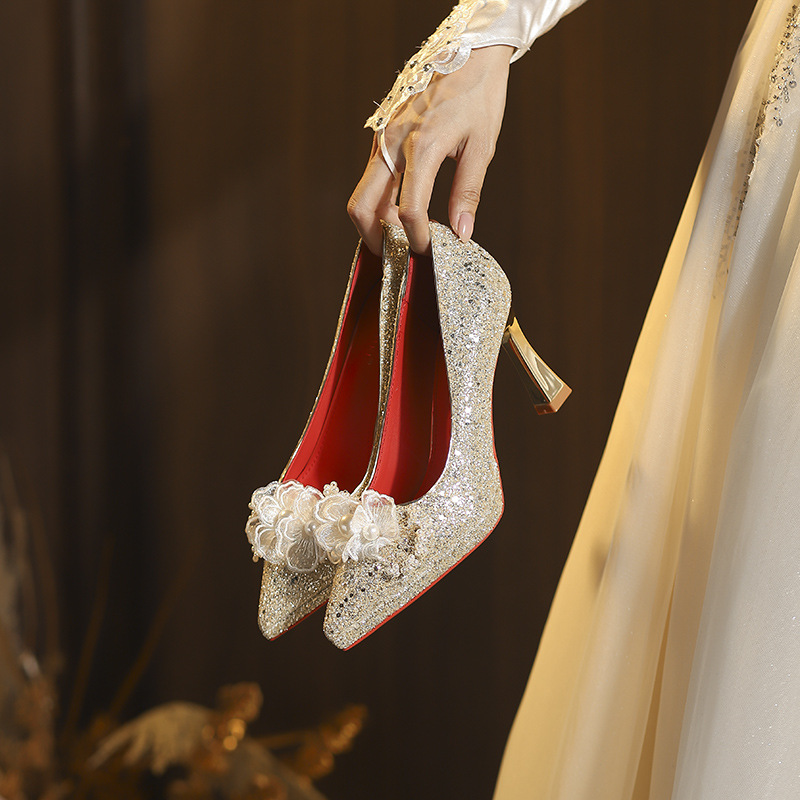 Giày cao gót mũi nhọn đính hoa sequin một dây stiletto — sâm panh