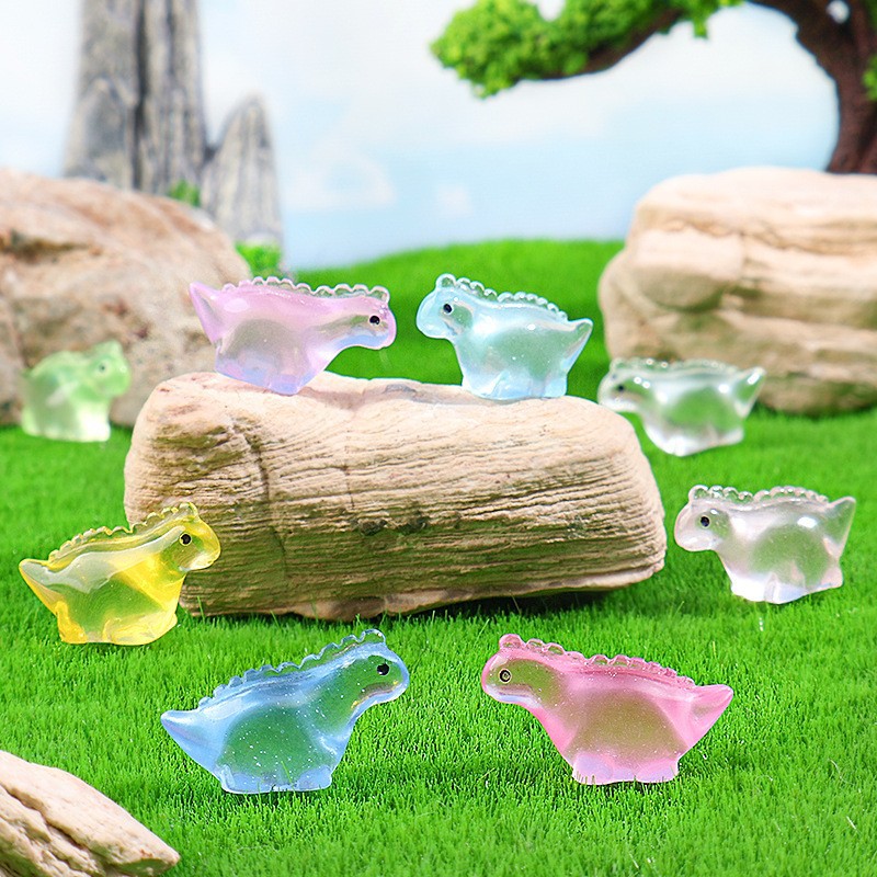 야광이 혼합된 다채로운 톱니 모양의 작은 공룡