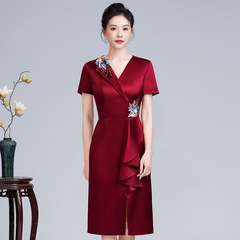 新商品の結婚祝いのおばあさんはお母さんの披露宴のドレスを着て、高くて痩せています。