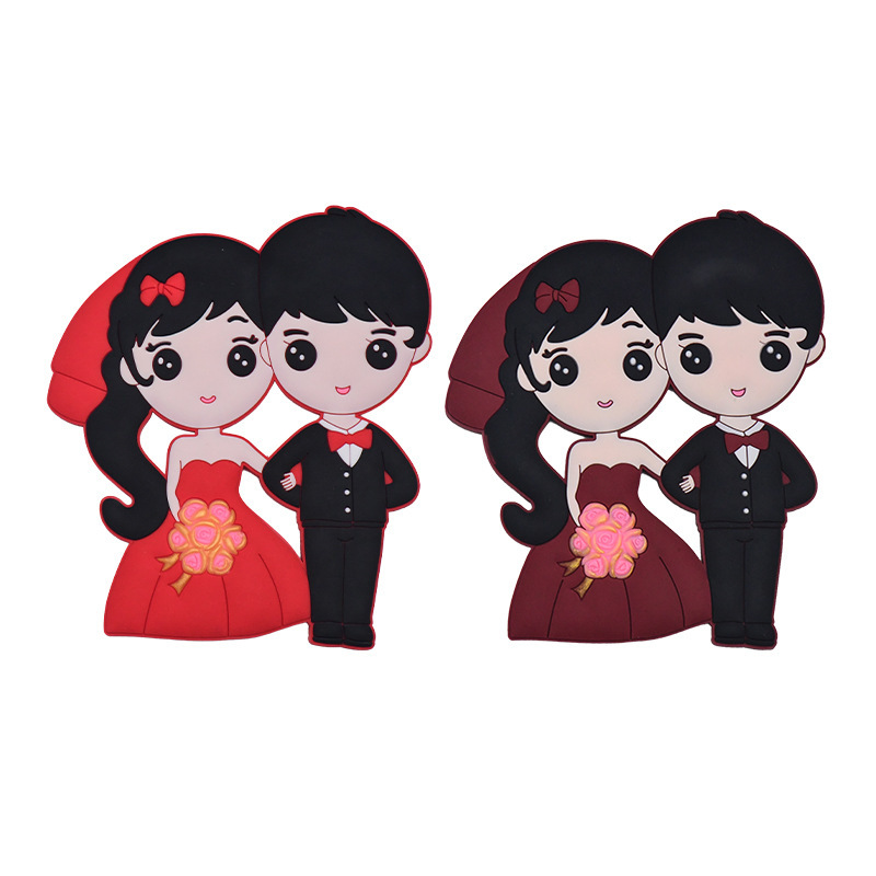 冷蔵庫には結婚用品が貼られています。|undefined